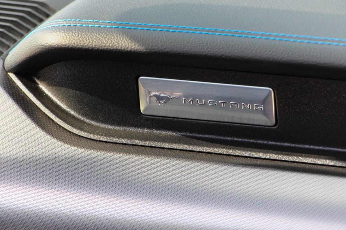 FORD MUSTANG