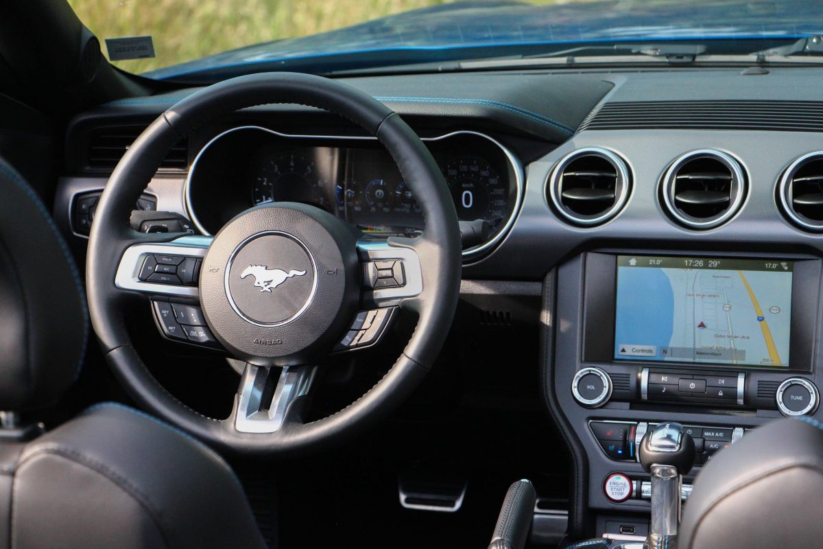 FORD MUSTANG