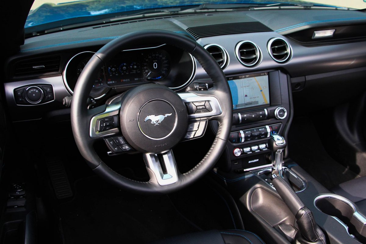 FORD MUSTANG