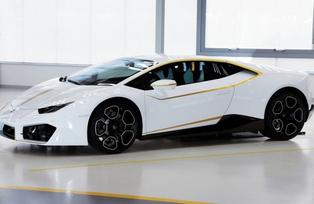 A vártnál is drágábban kelt el a pápa Lamborghinije