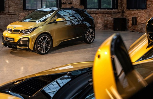 Aranyozva kelleti magát két BMW
