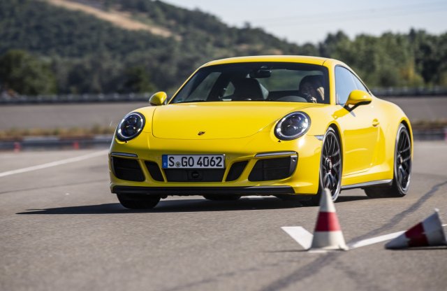 Automatikus vagy manuális?  - Porsche sportautókkal a pályán