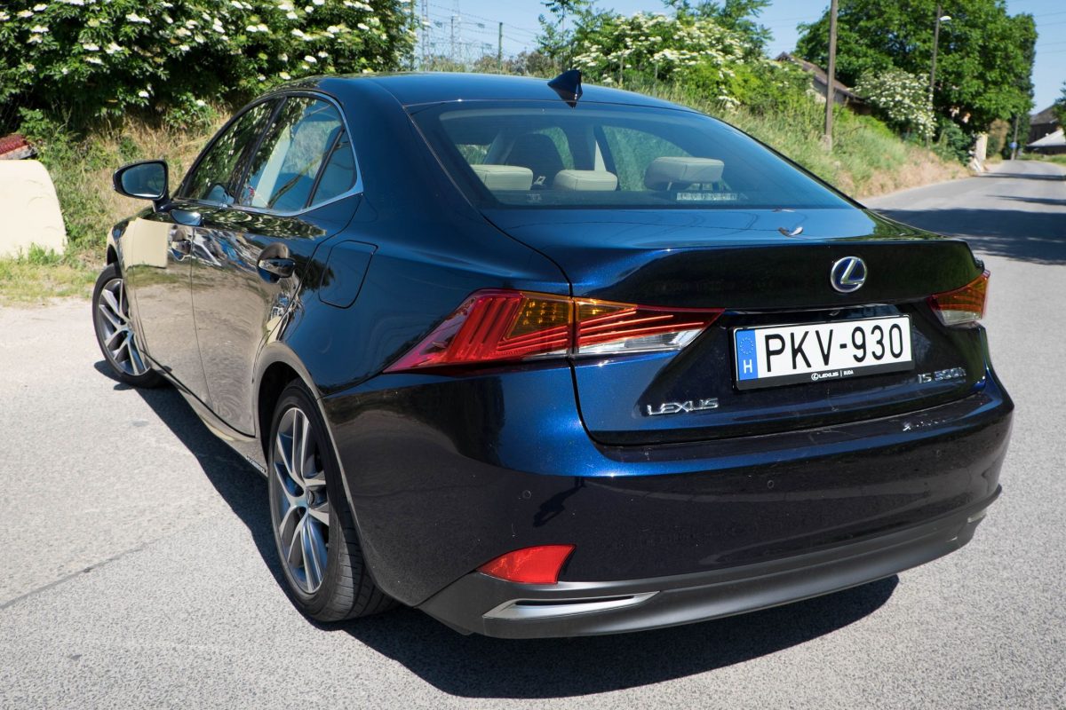 LEXUS IS
