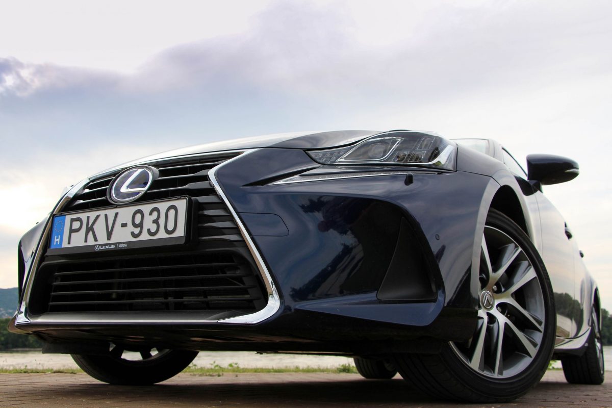 LEXUS IS