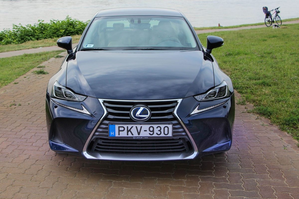 LEXUS IS