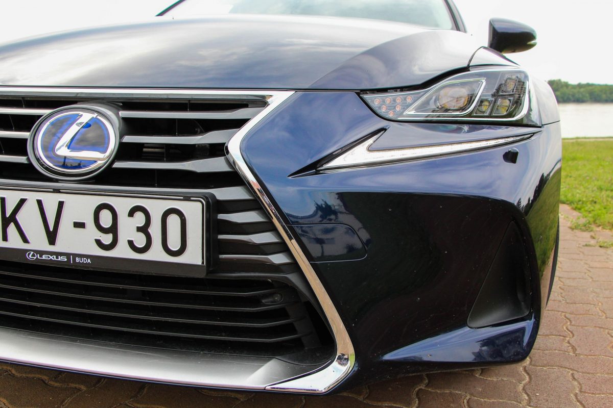 LEXUS IS