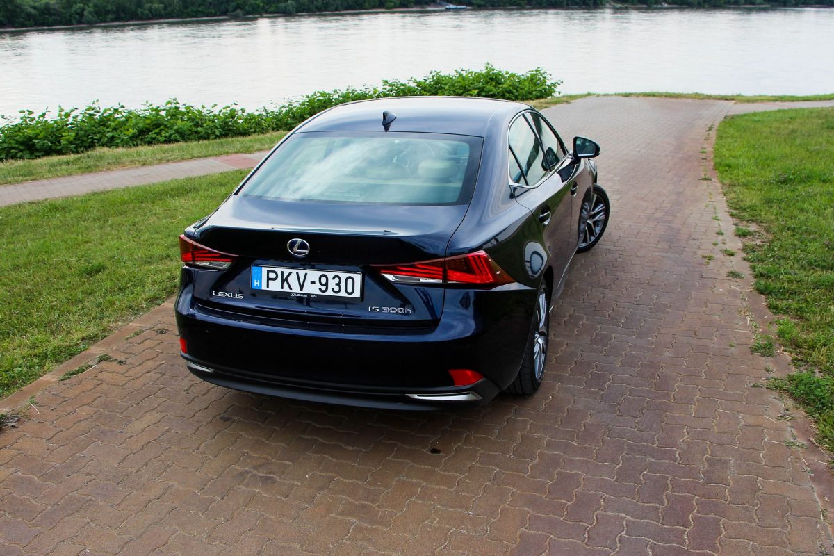 LEXUS IS