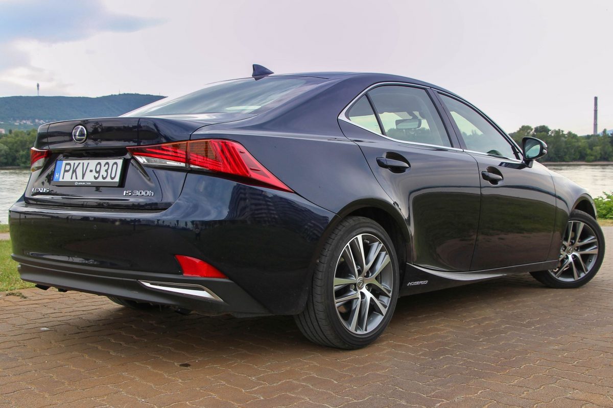 LEXUS IS