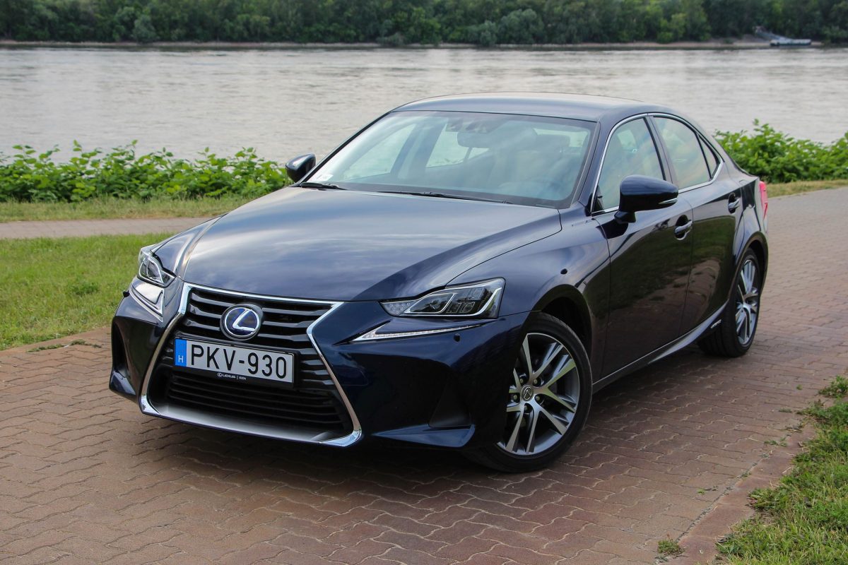 LEXUS IS