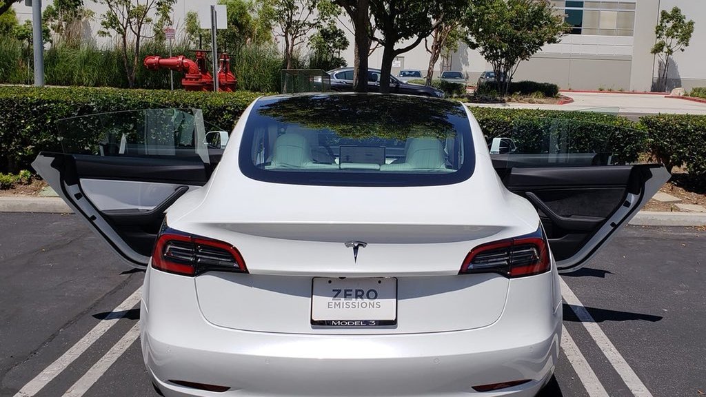 TESLA MODEL 3
