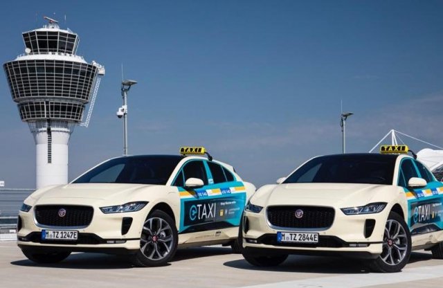 A Jaguar villanyautójából álló taxiflotta készült