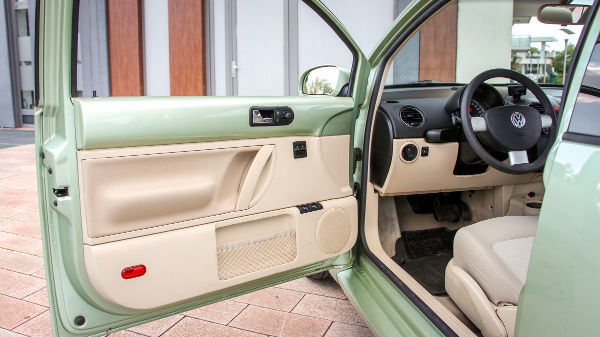 VOLKSWAGEN NEW BEETLE
