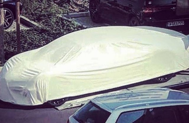 Szedánt fotóztak a Bugatti központjánál