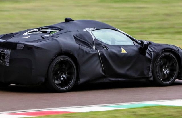 Pályára vitte új hibridjét a Ferrari?