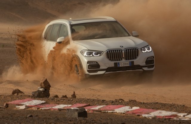 Versenypályát épített a sivatagba a BMW