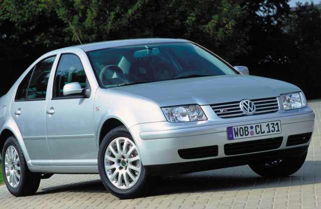 Kék füstöt ad a VW Bora, csörög is a motorja - mi lehet a baja?