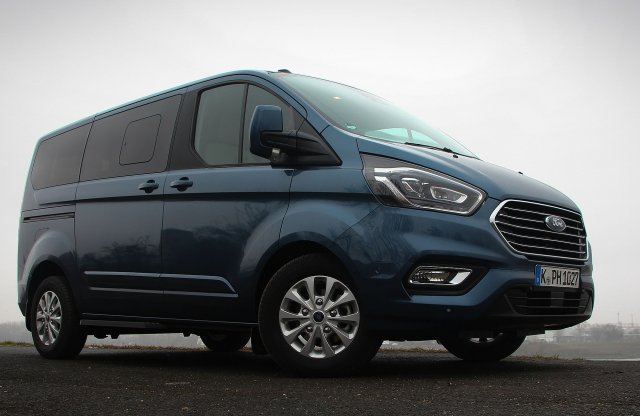 Nem az, aminek látszik - Ford Tourneo Custom PHEV teszt