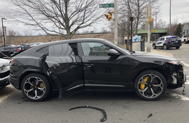 Lamborghini Urusokat loptak a fiatalok, majd egymásba ütköztek