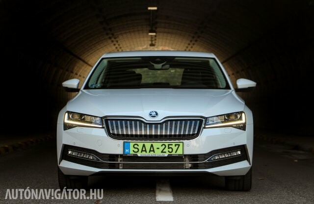 Itt a jövő cégautója - Skoda Superb iV villámteszt