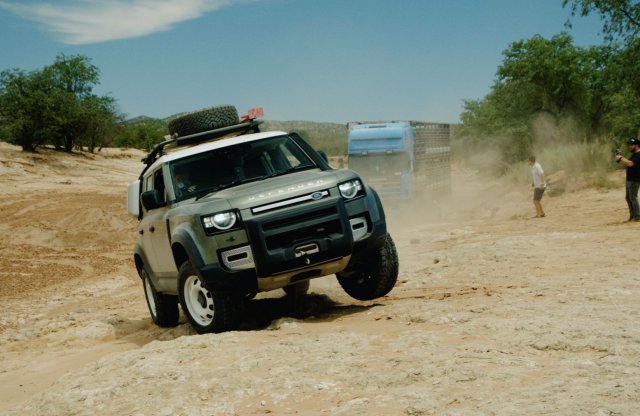 Sivatagban mentett nyergesvontatót két Land Rover Defender