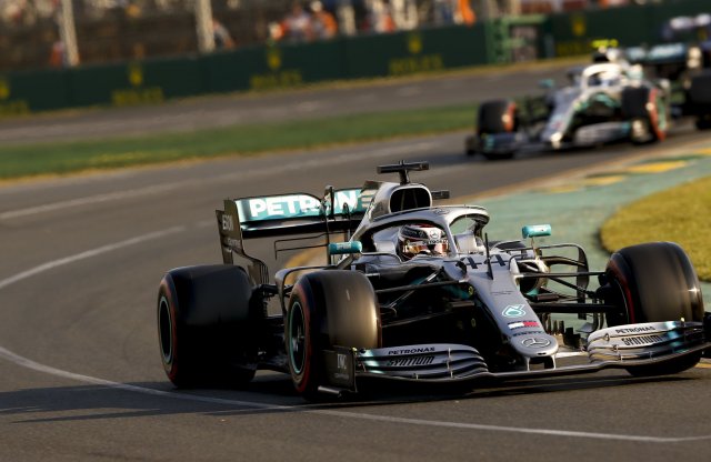 A Mercedes F1-es csapata felvette a harcot a koronavírussal