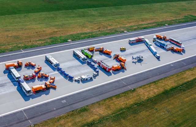 Ikarusokkal és munkagépekkel ünnepel a Budapest Airport