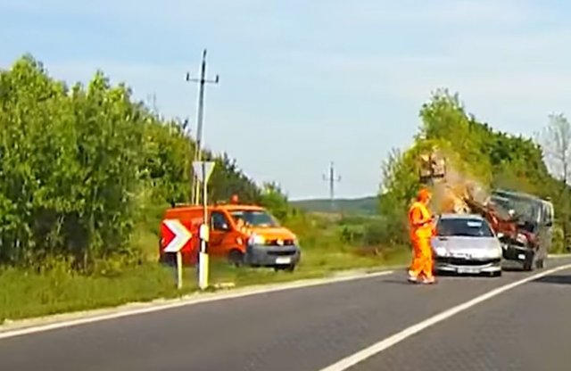 Megfagy bennünk a vér: fűrész repült a forgalomirányító felé