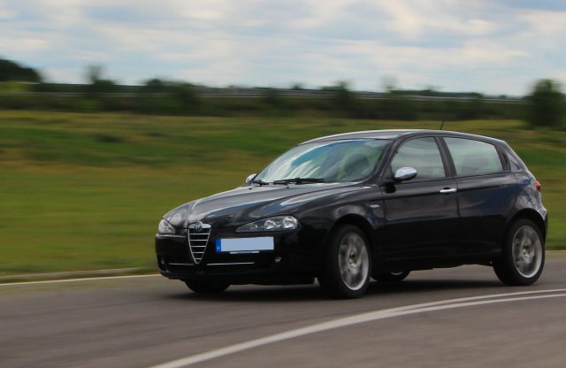 A fekete ciklon - Alfa 147 1.6 TS használtteszt