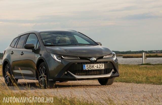 Megnyugtató vagányság - Toyota Corolla Trek 1.8 Hybrid teszt