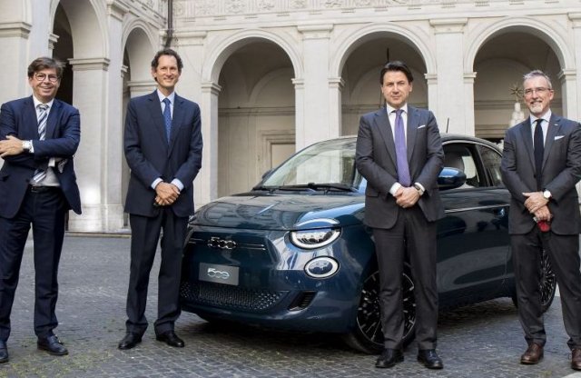 Fontos és maszkos emberek ültek az új Fiat 500-ba