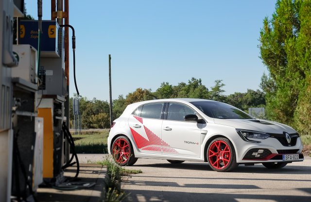 Kulcsrakész versenyautó – Renault Megane R.S. Trophy-R