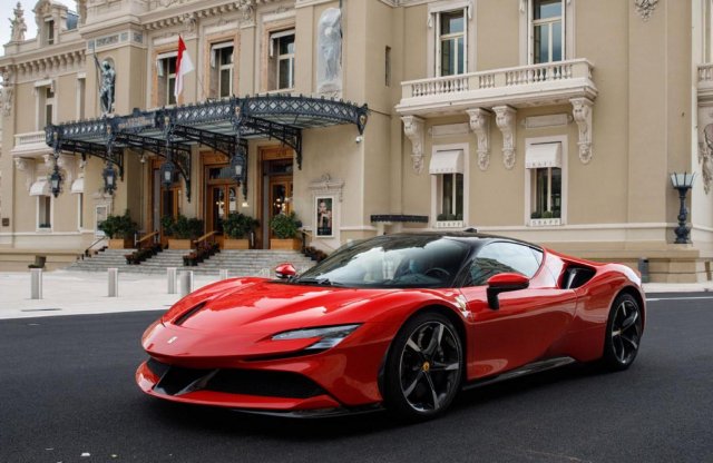Másfél évet kell várni az új Ferrari SF90 Stradalera