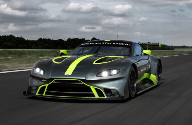 Magyar versenyzőt is a szárnyai alá vett az Aston Martin