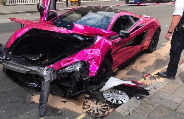 Ilyen, amikor egy Golfnak csattan egy McLaren