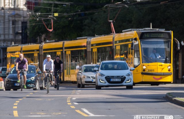 Mutatjuk, miként maradnak meg a Nagykörút kerékpársávjai