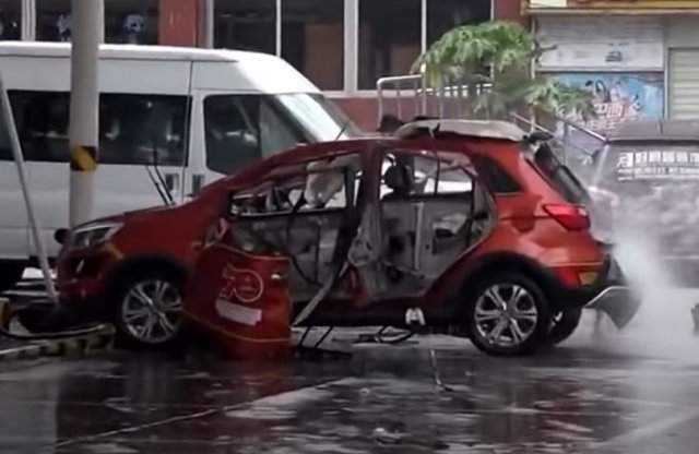 Így robban fel egy elektromos autó