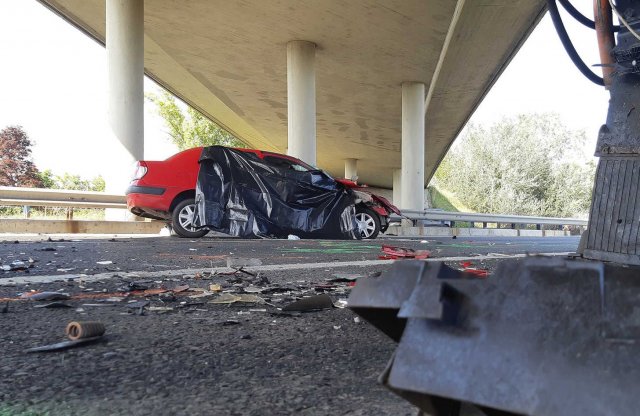 Munkagépbe rohant egy autó az M7-esen, az utas nem élte túl