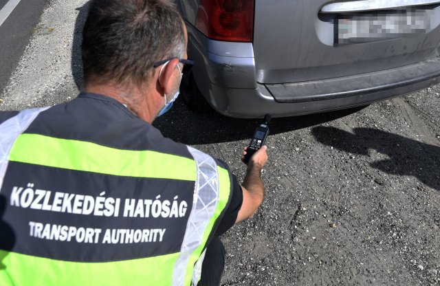 Zajt és emissziót is mérnek az autókon a héten a közutakon