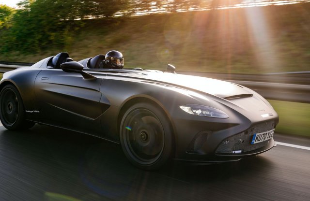 Esőben futtatták meg a tető nélküli Aston Martint