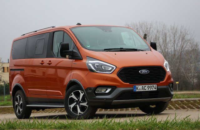 Kisbusz SUV-nak álcázva - Ford Tourneo Custom Active