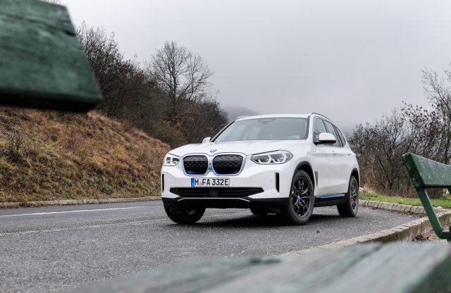 Villanyautó BMW-seknek – Vezettük a BMW iX3-at!
