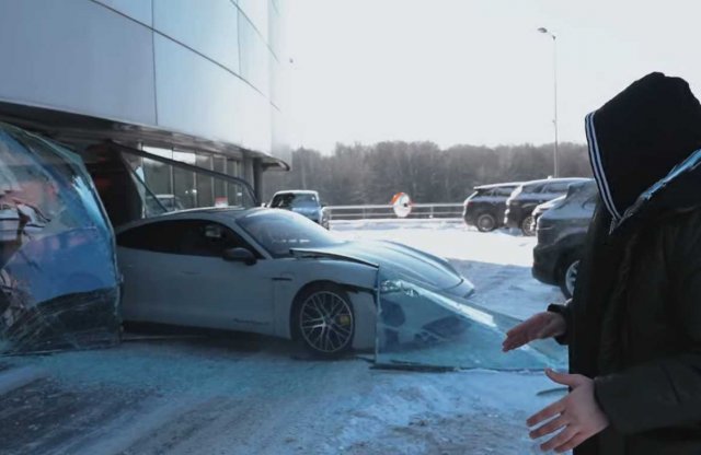 Kihajtott a szalon ablakán az új Porschéval