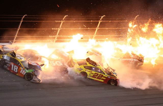 Tűz, roncsok, dráma: hozta a formáját a Daytona 500
