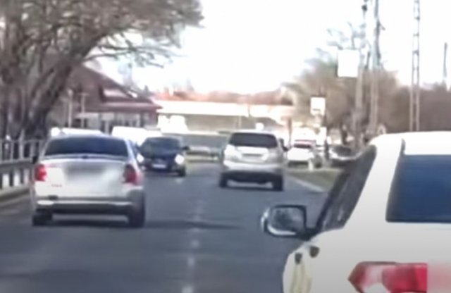 Elvették a jogosítványát a szándékosan szembe hajtó sofőrnek