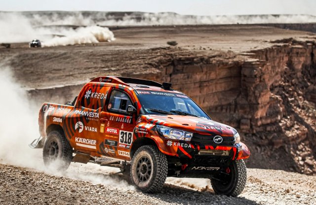 Dakart járt Toyota Hilux Lexus motorral eladó