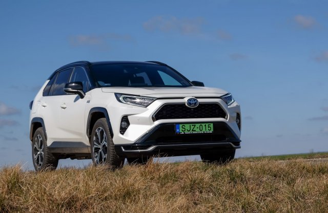 Ha akarom versenyautó, ha akarom villanyautó - RAV4 PHEV teszt