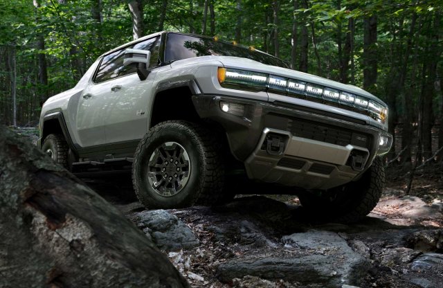 Dollármilliókat adtak  a Hummer EV és a Bronco első példányáért