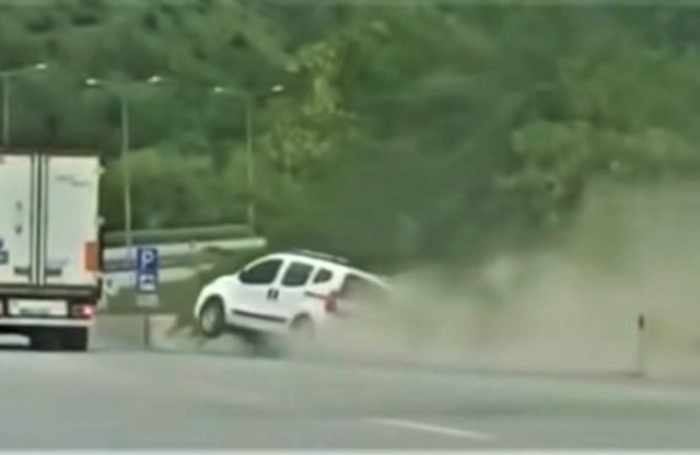 Élet-halál harc az autópályán: a kamion visszavág a Fiat Qubónak