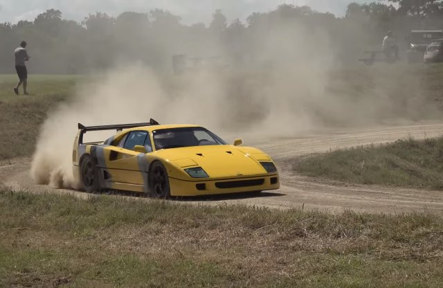 Valódi F40-es Ferrarival csapatják keresztbe a földúton!
