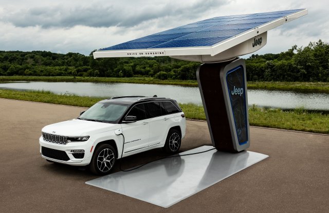 Bemutatkozott az új, hibrid Jeep Grand Cherokee orra